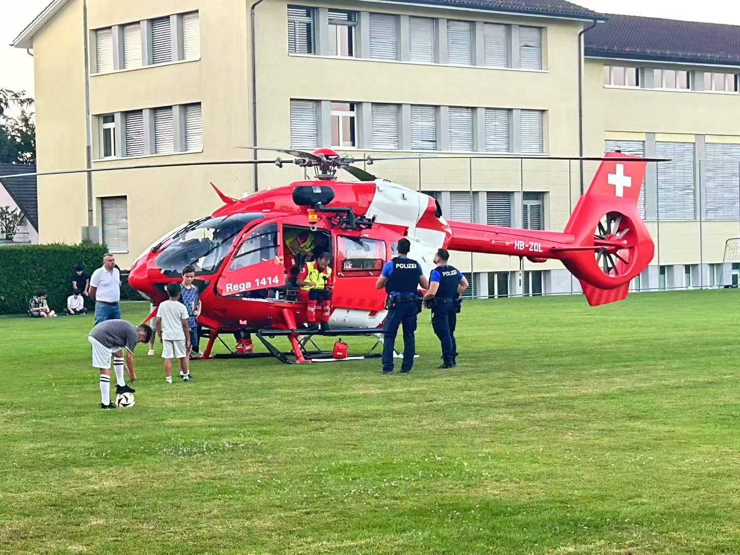 目睹直升飞机“空中救援”